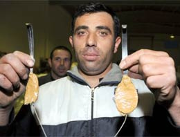 Gözündeki kancayla arabayı çekti