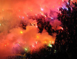 Çıldıran taraftarlar tribünleri yaktı!