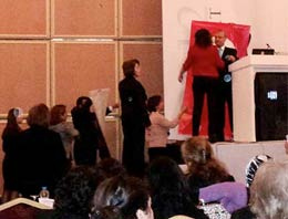 İzmirli kadınlar kürsüyü işgal etti